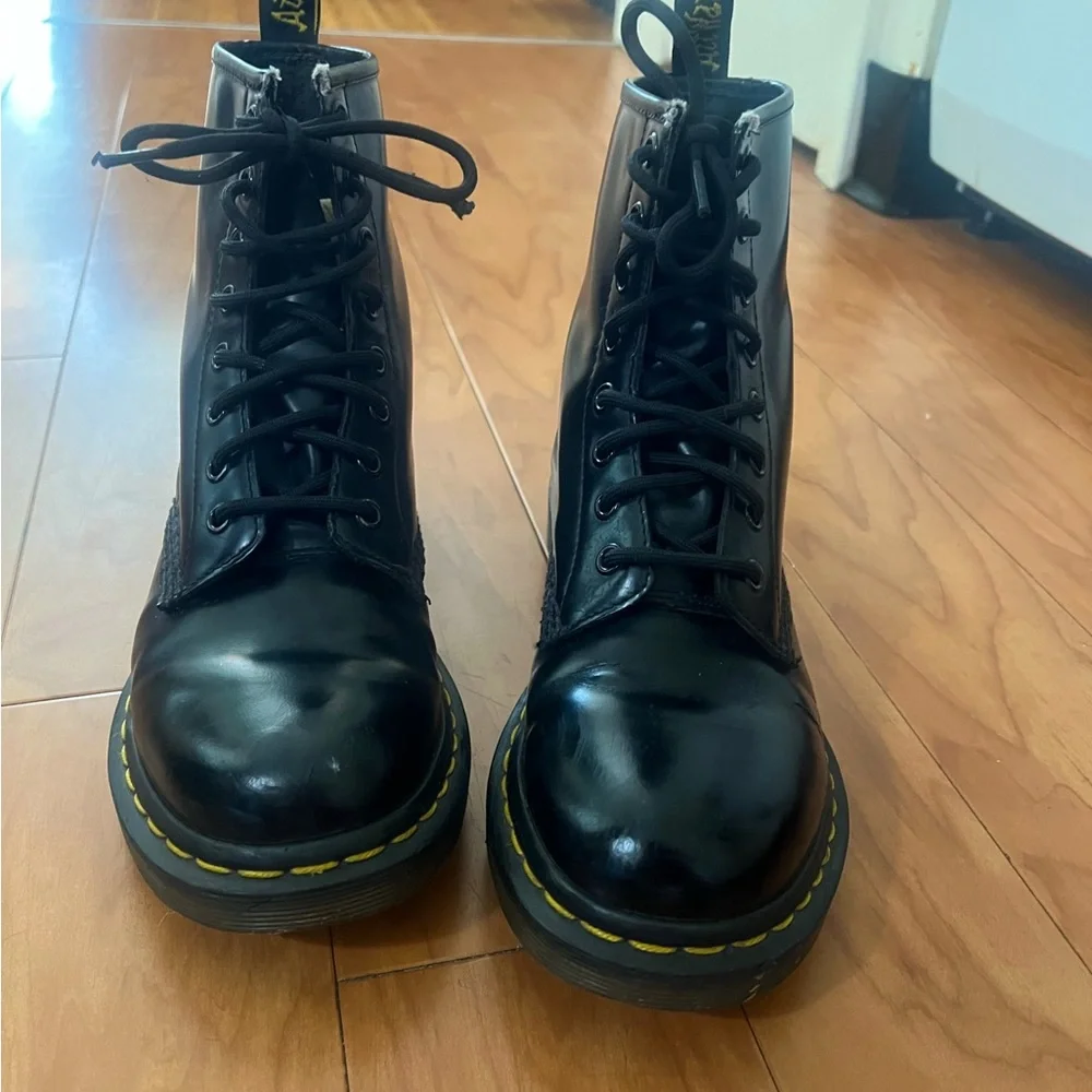 Dr. Martens Women's Black Gloss Size 8 - Picture 3 of 6